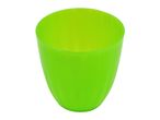Un piccolo vaso di plastica verde lime.