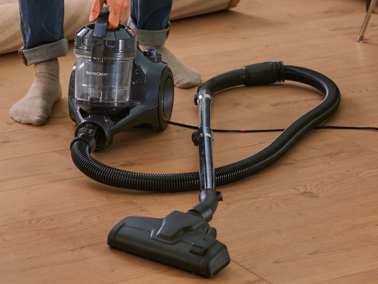 Go to full screen view: 850W Cyclone Vacuum Cleaner - Image 1