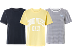 Tre t-shirts: en mörkblå med spetsdetaljer, en gul med texten 'Good Vibes Only' och en randig svartvit.