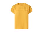 Gul T-shirt med korte ærmer og broderede detaljer på skuldrene.