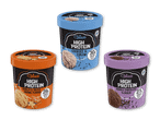 Tre beholdere med højprotein-is i smagsvarianterne vanilje & saltkaramel, cookies & cream og dobbelt chokolade.