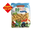 Pakke med økologisk pasta formet som køretøjer med teksten 'Fast lav pris'.