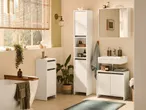 Modernes Badezimmer-Ensemble mit weißen Hochschränken, Unterschrank und Spiegel.