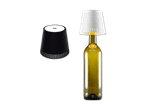 Eine schwarze Lampe mit Power-Knopf und eine Weinflasche mit Lampenschirm.