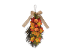 Herbstliche Türdekoration mit Blättern, Kürbissen und Beeren