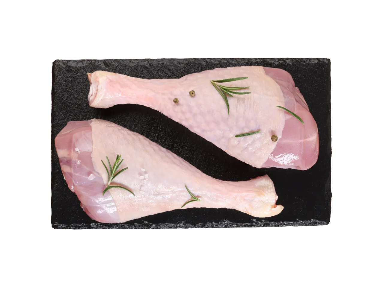 Dva sirova ćureća bataka sa ruzmarinom i biberom na crnoj ploči