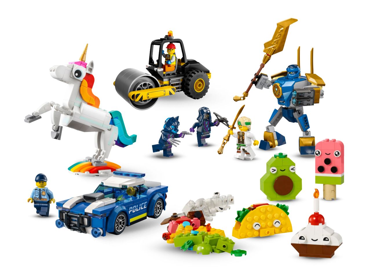 Raznobojni LEGO komadići, uključujući automobil, jednoroga i minifigure.