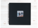 Álbum de fotos Crelando preto com uma fotografia de família na capa