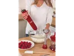 Žena koristi crveni Russell Hobbs štapni mikser za mućenje pavlake.