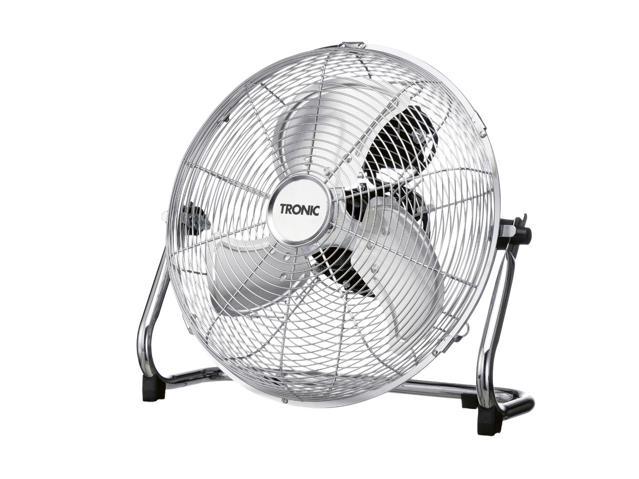 Ein chromfarbener TRONIC Standventilator, isoliert auf weißem Hintergrund.