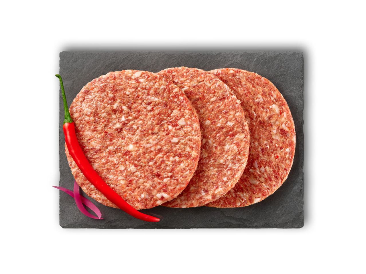Tri sirova pljeskavica za hamburger na crnoj ploči, uz ljutiku i crvenu papriku.