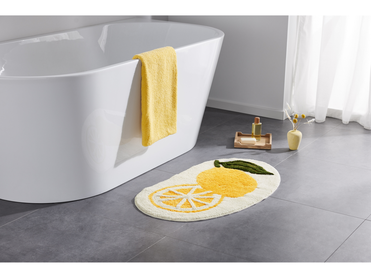 Covoraș de baie cu lămâi și cadă independentă.