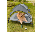 Cama para cachorro com toldo, ao ar livre.