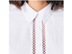 Camisa branca feminina com acabamento vazado e botões.