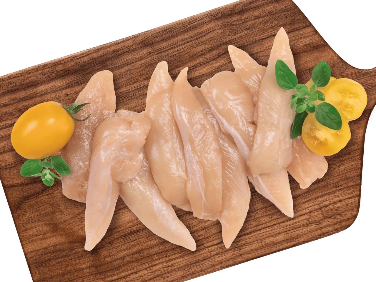 Frische Hähnchenflügel auf einem Holzbrett mit Tomaten und Oregano.