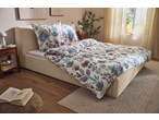Cama com roupa de cama de microfibra acetinada LIVARNO com padrão floral num quarto.