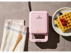 Un aparat de făcut clătite roz SilverCrest cu clătite delicioase.