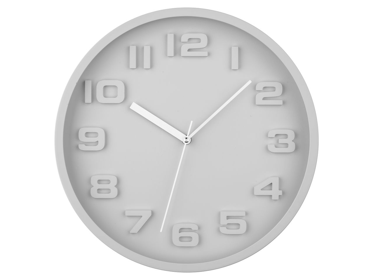 Orologio da parete grigio con numeri arabi.