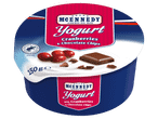 Áfonyás és csokoládédarabkás joghurt kék-piros pohárban.