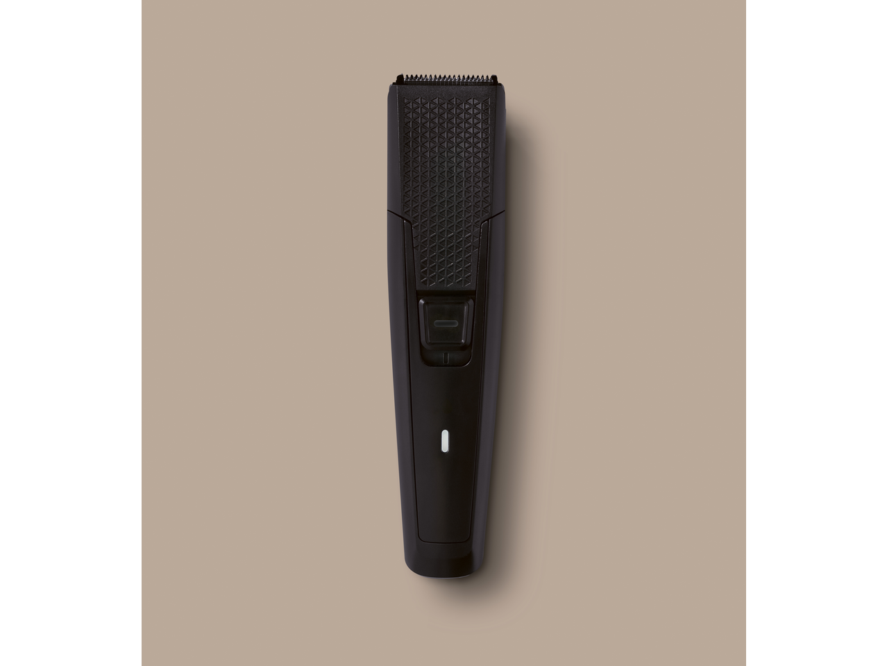 Máquina de cortar cabelo e barba preta Cien Beauty sobre fundo bege.