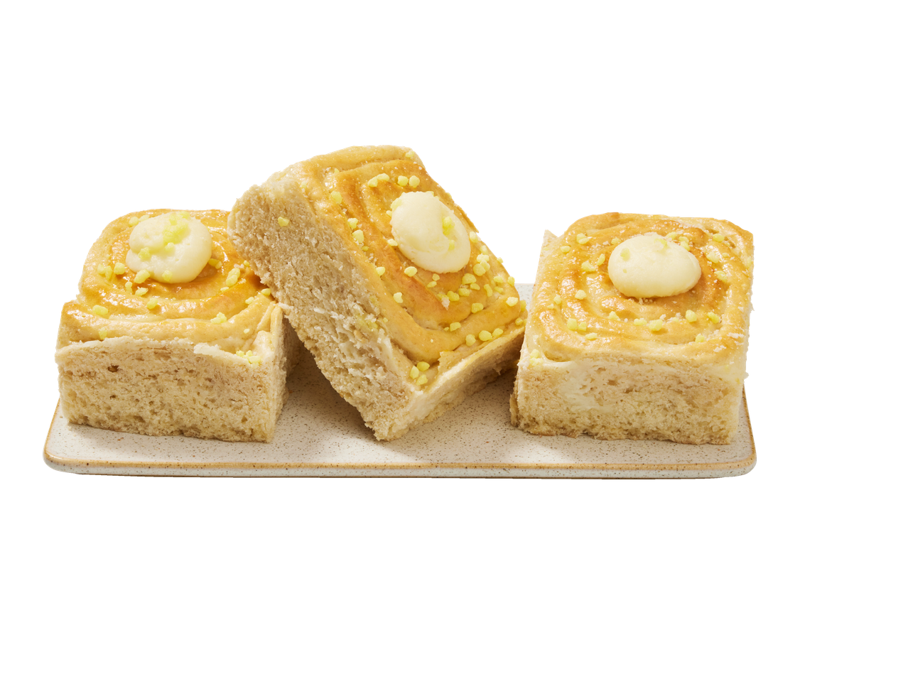 Drie kaas- en roomgebakjes met gele hagelslag op een rechthoekig bord.