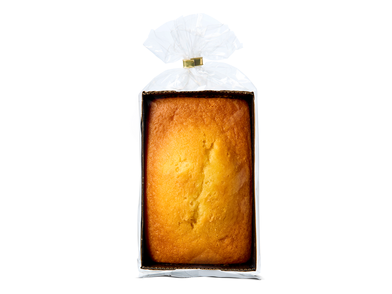 Een goudbruine cake in een kartonnen vorm, verpakt in een doorzichtige zak.