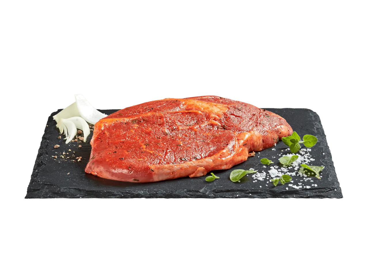Steak mariné sur une planche en ardoise avec oignon, sel et origan.