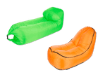 Zwei aufblasbare Loungesessel, einer grün, einer orange, auf schwarzem Hintergrund.