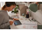 Studentessa disegna su lavagnetta LCD