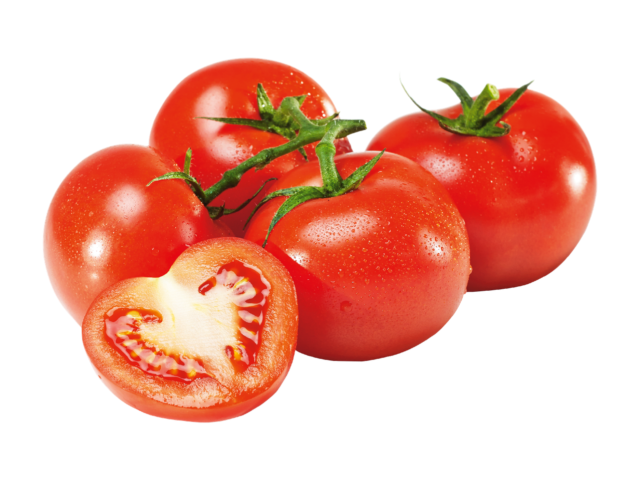 Frische rote Tomaten mit Wassertropfen, eine davon halbiert, auf schwarzem Hintergrund.