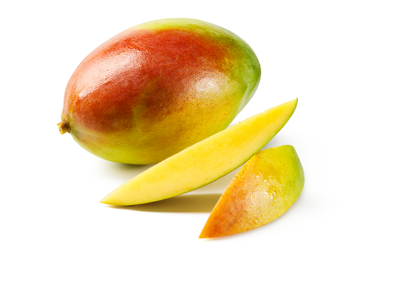 Mango ja kaks mangoviilu valgel taustal