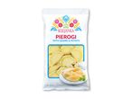 Pakke med pierogi med kvark og kartoffel, dekoreret med et traditionelt blomstermønster.