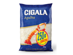 Um pacote de 2kg de arroz Cigala Agulha com um pacote extra de 250g, com tema náutico.