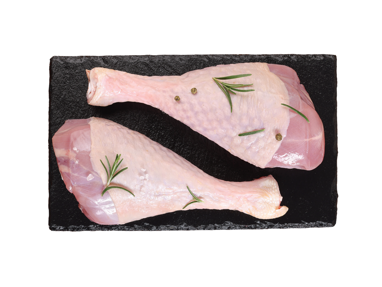 Dva sirova bataka sa ruzmarinom i biberom na crnoj ploči.