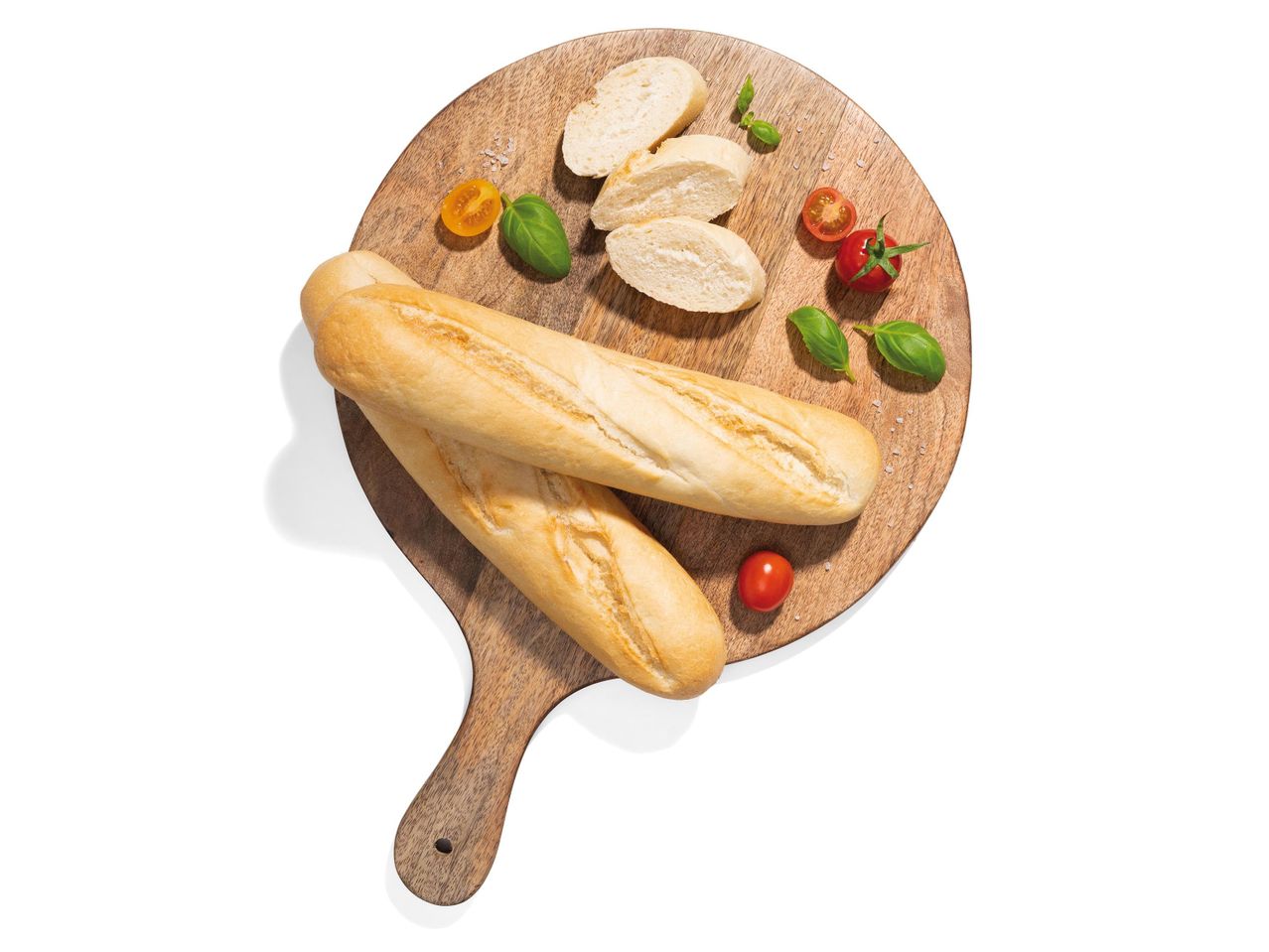 Bagette-k és kenyér fa vágódeszkán cseresznye paradicsommal.