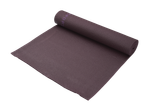 Tamsiai violetinė jogos kilimėlis yra iš dalies susuktas.