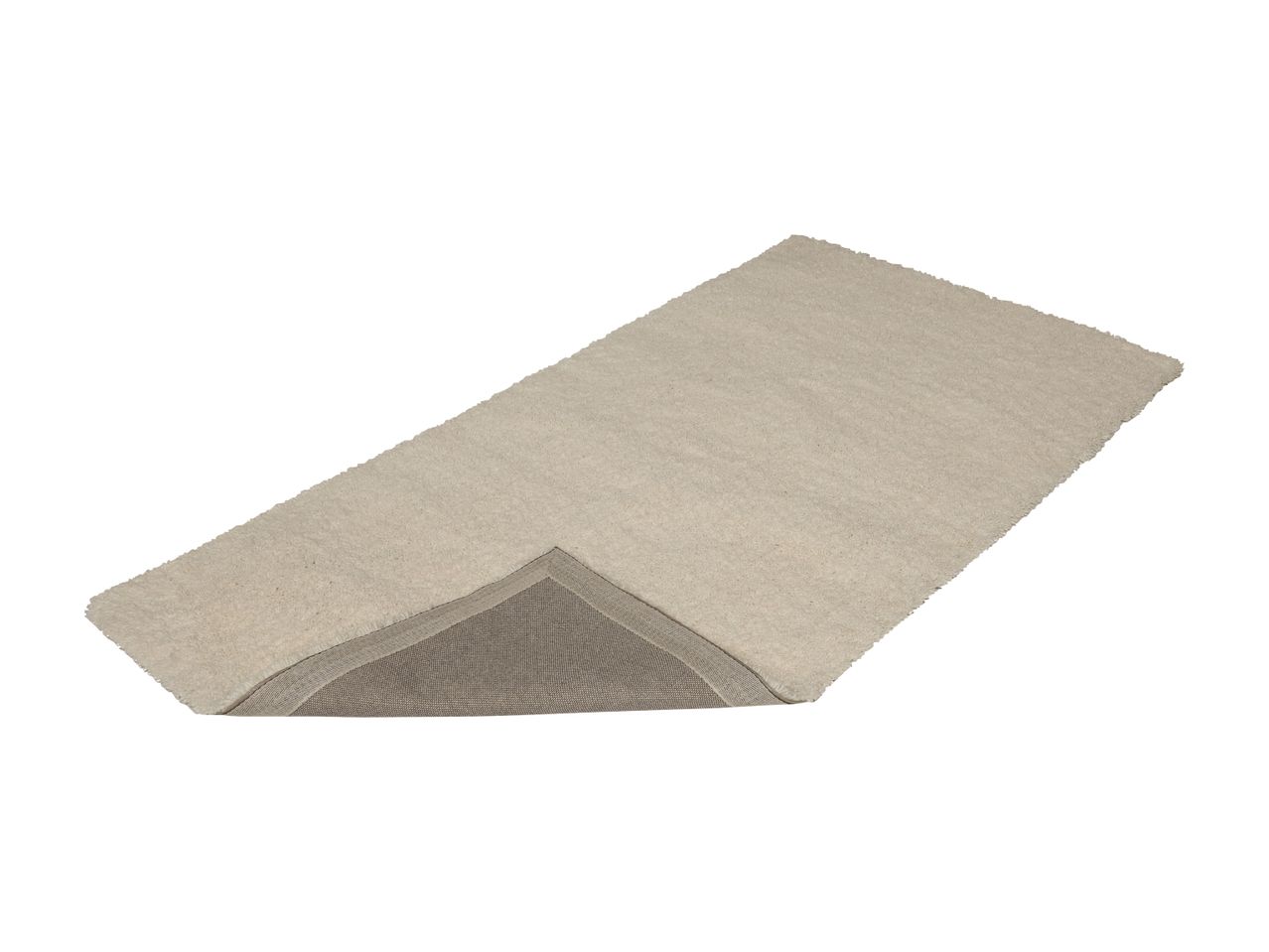 Et beige tæppe med en ombukket kant, der viser bagsiden, på en hvid baggrund.