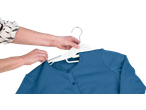 Mâini care agață un cardigan albastru pe un umeraș W5.