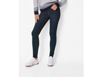 O persoană poartă un pulover gri cu model și blugi skinny albaștri închiși cu adidași albi.
