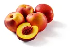 Nectarinas frescas, algumas inteiras e uma cortada ao meio com o caroço visível.