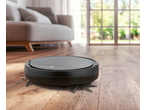 SILVERCREST® robotski usisivač čisti prljav drveni pod u dnevnoj sobi.