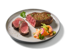 Steak de bœuf grillé avec salade de légumes frais sur une assiette grise.