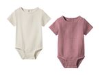 To babybodystockings i musselin, en beige og en rosa, med korte ærmer og trykknapper.