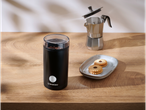 Râșniță de cafea SILVERCREST® cu boabe, ibric moka și biscuiți pe o masă de lemn.