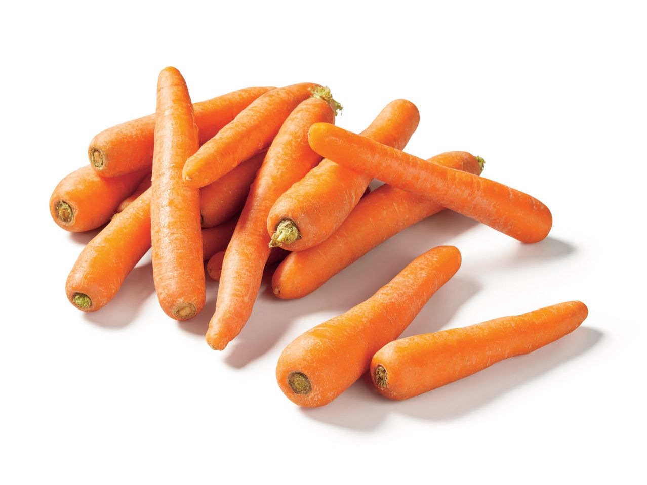 Hrpa svježih, narančastih mrkvi na bijeloj pozadini.