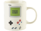 Šolja sa retro dizajnom Game Boy-a.