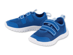 Ein Paar blaue Kinderschuhe mit Klettverschluss und weißer Sohle.
