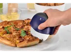 Pizza wird mit einem blauen Maestro-Pizzaroller geschnitten.