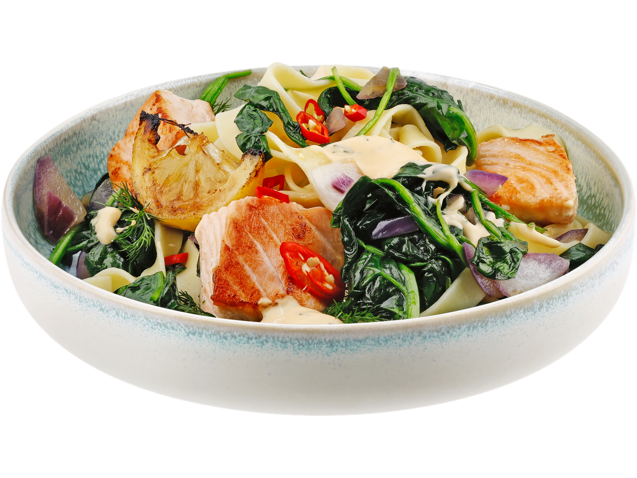Nudelgericht mit Lachs, Spinat, roten Zwiebeln, Chili und gegrillter Zitrone