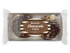 Twee verpakte brownie-cheesecakes.